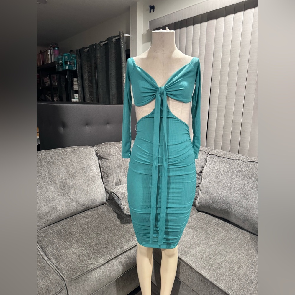 🍒BUNDLE 2 ITEMS FOR $8✨

🌸AMITOUS aqua sexy dress ✨